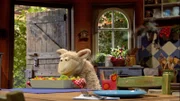 Wolle ist traurig, weil sich mit Pferd gestritten hat und nun alleine zu Mittag essen muss.