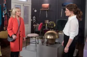 Über Saschas nahenden Abschied kommt es zu einem kurzen Moment der Nähe zwischen Mona (Jana Hora-Goosmann, l.) und Tatjana (Judith Sehrbrock, r.).