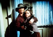 Bandenchef Jake (James McIntire, l.) bedroht - mit Mary (Melissa Sue Anderson, r.) als Geisel - deren Vater Charles Ingalls ...