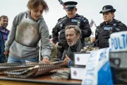 Billy (Ava Hinds-Jones, 2.v.l.) will Morgan (Robert Lindsay, 2.v.r.) als vermeintlich Schuldigen an der Virus-Katastrophe zur Rechenschaft ziehen.