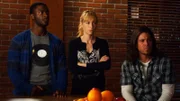 Die Besitzerin einer Bar soll die Schulden ihres verstorbenen Vaters innerhalb von zwei Stunden begleichen. Sie bittet das Leverage-Team um Hilfe. Die Zeit ist knapp und v.l.: Alec Hardison (Aldis Hodge), Parker (Beth Riesgraf) und Eliot (Christian Kane) müssen einen Notfall-Plan schmieden.