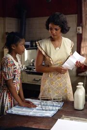 Rückblick ins Jahr 1939: Arlene (Keke Palmer, l.) und Sadie (Meta Golding, r.), die damals offensichtlich im Auftrag einer Organisation weißer Rassisten ermordet wurde ...