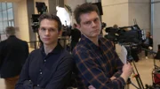 Fabian Köster (l.) und Lutz van der Horst als investigative Reporter im Bundestag.