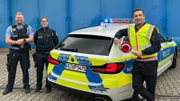 "PUR+"-Moderator Eric Mayer unterwegs mit Elena und Philip von der Autobahnpolizei.