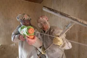 Julian Beil (Ben Münchow, l.) und Ernst Hakke (Diyar Ilhan, r.) im Renovierungsfieber: Ausgerüstet mit Abzieher und Wasserspritzpistole kämpfen sie sich durch die chaotische Sanierung einer völlig heruntergekommenen Wohnung.