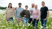 Seit 15 Jahren erzählt „Land & lecker“ spannende Geschichten von und mit Menschen vom Land, von deren Erzeugnissen und wie diese in der modernen Küche kreativ zubereitet werden können. „Land & lecker“ reist dafür kreuz und quer durch Nordrhein-Westfalen und präsentiert Lebensmittel, die mit viel Leidenschaft hergestellt werden. Auf dieser Reise besuchen sich die sechs Teilnehmer:innen gegenseitig auf ihren Höfen und schenken ihren Gästen eine unvergessliche Zeit. Am Ende vergeben die Gäste Punkte für das Genussprogramm und den Besuch auf dem Hof. Wer hat den schönsten „Land & lecker“-Tag veranstaltet? - Mitwirkende, v.l. Inga Flachmeier, Melvin Berger, Lisa Schäfer, Rainer Overkämping, Katharina Marseille und Jochen Kanders, Gastgeber der heutigen ersten Folge.