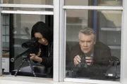 Desi (Levy Tran, l.) und James MacGyver (Tate Donovan, r.)