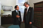 Staatsanwalt Jack McCoy (Sam Waterston, re.) spricht mit Kellogs' Verteidiger Dworkin (Peter Jacobson), der bei seiner Verteidigung auf Verwirrungstaktik setzt und nachweisen will, dass sein Mandant nur vermindert zurechnungsfähig gewesen ist.