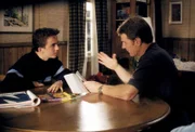 Hal (Bryan Cranston, re.) erklärt Malcolm (Frankie Muniz), dass in der nächsten Zeit ein Babysitter über ihn und seine zwei Brüder wachen wird.