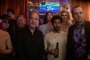 Oskar Schütz (Marek Erhardt, r.) und Luiz Vieira dos Santos (Thiago Braga de Oliveira, l.) sind unter den Gästen der queeren Szene Bar "Smalltown Boy", als die Todesnachricht der Dragqueen Gaia Glamour, alias Paul Siebert, verkündet wird. Ist der Mörder unter den Gästen zu finden?