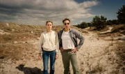 Tjark Wolf (Hendrik Duryn) und Femke Folkmer (Pia Barucki) in den Dünen.  +++ Die Verwendung des sendungsbezogenen Materials ist nur mit dem Hinweis und Verlinkung auf RTL+ gestattet. +++