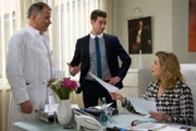 Dr. Roland Heilmann (Thomas Rühmann, links) beschwert sich bei Sarah Marquardt (Alexa Maria Surholt, rechts) über die zeitliche Belastung durch die aufwändige Dokumentation seiner Arbeit. Clemens Manthey (Max König) bietet daraufhin an, ihm als Assistent zur Seite zu stehen, was besonders Sarah freut, denn dadurch kann sie Roland perfekt kontrollieren.