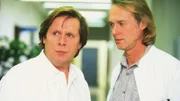 Dr. Christian Roehrs (Simien Rühaak, r.) will bei Alex eine Geschlechtsumwandlung durchführen. Dr. Stefan Frank (Sigmar Solbach) ist dagegen.