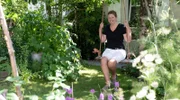 Der charmante Gartenwettbewerb geht in die nächste Runde! Es wird gepflanzt, geschmückt und gefeiert! Wer gibt die beste Gartenparty? - Die erste Reise geht nach Velbert-Langenberg in den charmanten Naturgarten von Tanja Matthes.