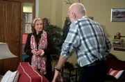 Johanna (Brigitte Antonius, l.) ist empört, als sie statt eines Dankes, von Walter (Ludger Burmann, r.) verdächtigt wird.