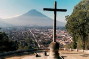Der Vulkan Fuego thront über der Kleinstadt Antigua in Guatemala.