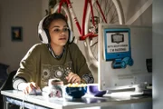 Ava (Mia Stieber) freut sich auf einen Raid mit ihrer Gilde, aber die Technik streikt.