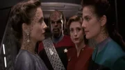 L-R: Lenara Kahn (Susanna Thompson), Worf (Michael Dorn), Kira Nerys (Nana Visitor) und Jadzia Dax (Terry Farrell)