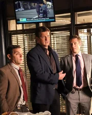 Der Nachfolger von Beckett, Sully (Joshua Bitton, l.), weiß genau, dass Castle (Nathan Fillion, M.) an Tatorten nichts mehr zu suchen hat. Kevin Ryan (Seamus Dever, r.) stärkt dem Krimiautor jedoch den Rücken ...