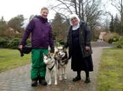 rbb Fernsehen KESSLERS EXPEDITION, "So weit die Huskys laufen, Teil 2", am Donnerstag um 21:00 Uhr. Am dritten Tag seiner Expedition machen Michael Kessler und seine Hunde Bekanntschaft mit Schwester Ruth. Die lebt seit 1983 im Kloster St. Gertrud in Alexanderdorf bei Mellensee. Die Benediktiner-Nonne ist sehr überrascht von dem spontanen Besuch ...