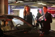 Die Primatenforscherin und Paartherapeutin Alice Clark (Darstellerin unbekannt) wird ermordet in ihrem Wagen aufgefunden. Kate (Stana Katic, M.) und Kevin (Seamus Dever, r.) nehmen den Tatort genau unter die Lupe ...