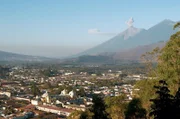 Die guatemaltekische Kleinstadt Antigua mit dem Vulkan Fuego im Hintergrund