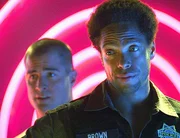 Nick (George Eads, l.) und Warrick (Gary Dourdan) untersuchen den Mord an einem Spielhallen-Vermieter.