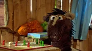 Pferd spielt im Baumhaus lustlos mit sich selbst Pferd-ärger-dich-nicht.