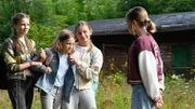 Paulina Groß (Medea Leinen, l.) und Elsa Heinemann (Rosa Mohnke, 2.v.r.) zerren Sarah Springer (Anna Triebel, 2.v.l.) zu Stella Lamprecht (Katharina Weitzendorf, r.).