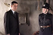 Murdoch (Yannick Bisson) befiehlt Higgins (Lachlan Murdoch) das Kellerfundament auszugraben. Murdoch (Yannick Bisson) befiehlt Higgins (Lachlan Murdoch) das Kellerfundament auszugraben.