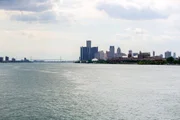 Ein Blick auf die Skyline von Detroit und die Ambassador Bridge, die die Stadt mit Windsor, Kanada verbindet.