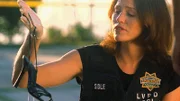 Beweisstück Nr. 2: Sara (Jorja Fox) findet einen Schuh im Swimmingpool. Gehörte er dem Opfer?