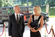Werner (Dirk Galuba, l.) behauptet vor Charlotte (Mona Seefried, r.), das Geld für seine großzügige Spende selbst aufgebracht zu haben.