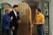 Walden (Ashton Kutcher, M.) ist verzweifelt, denn Zoey hat seinen Heiratsantrag nicht angenommen. Alan (Jon Cryer, r.) und Michael Bolton (Michael Bolton, l.) versuchen deshalb, ihn aufzuheitern.