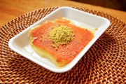 Kunafa, ein traditionelles Dessert aus dem Nahen Osten, hergestellt aus elastischem weißem Nabulsi-Käse und Weizenschrotteig, übergossen mit einfachem Sirup von „Masri Sweets“ in Detroit.