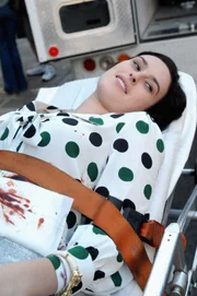Max macht sich große Sorgen um Sabrina, die bei einem Banküberfall schwer verletzt wurde.