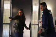 Kann Richard Castle (Nathan Fillion, r.) die völlig verzweifelte Emma Briggs (Alicia Lagano, l.) zur Vernunft bringen?