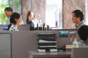 L-R: Sabrina (Rumer Willis) und Max (Masi Oka)