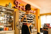Joanna Ferreira (Tijan Marei) arbeitet in einem Friseursalon. Plötzlich erfährt sie, dass ihr Ex-Freund ermordet wurde.