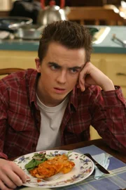 Malcolm (Frankie Muniz) ist sauer auf seine Mutter, die dafür gesorgt hat, dass er gemeinsam mit ihr die nächsten zwei Wochen die Nachtschicht im Lucky Aide übernimmt ...