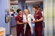 (l-r) Brian Tee als Ethan Choi, Jessy Schram als Hannah Asher, Nick Gehlfuss als Will Halstead
