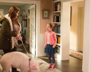 (v.li.): Katy Mixon (Katie Otto), Julia Butters (Anna-Kat Otto).