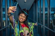 Massuda (Tisa Pharischad Khumyim) stellt sich vor, wie sie live von der BeautyCon in Amsterdam berichtet.