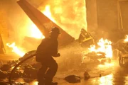 Toronto, Ontario, Kanada: Nachstellung. Der Flug 3054 der Fluggesellschaft TAM brennt, nachdem er am 17. Juli 2007 in eine Tankstelle in der Nähe des Flughafens Congonhas in Sao Paulo gerast ist. Fast 200 Feuerwehrleute sind stundenlang damit beschäftigt, das Feuer zu löschen, das durch Treibstoff aus den Tanks des Flugzeugs und aus der Tankstelle gespeist wird. Das Feuer erzeugt ein 1800 Grad Celsius heißes Inferno, das so heiß ist, dass es Stahl schmelzen kann.