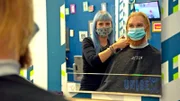 Für vergleichbare Haarschnitte zahlen Frauen durchschnittlich bis zu 72 % mehr – doch nicht bei Enie Knapp (l.). Sie leitet zwei Frisörsalons mit Geschlechter unabhängigen Preisen.