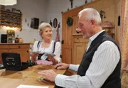 ARD STURM DER LIEBE FOLGE 1858, am Freitag (18.10.13) um 15:10 Uhr im ERSTEN. Hildegard (Antje Hagen, l.) lehnt Alfons' (Sepp Schauer, r.) Vorschlag, Magdalena zu ihnen nach Hause einzuladen, ab.