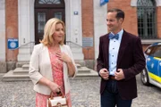Marie Hofer (Karin Thaler, l.) spricht Kulturdezernent Dr. Baumgartner (Oliver Bürgin, r.) auf seine Begleitung bei der Preisverleihung an.