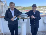 Die "Grand Lady" in Tromsø/Norwegen. Brücke: Annäherung an Tromsø mit Kapitän Morten Hansen. Vorfreude auf die Heimatstadt. Einer der Lotsen ist ein Schulfreund von Morten von der Marineschule, Lotse Ronald Rydningen.