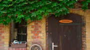 Berlin einmal ganz anders entdecken. Ein Stadtspaziergang durch die schönsten Hinterhöfe der Stadt – von den Hackeschen Höfen in Mitte bis zum gemütlichen Hinterhof-Restaurant in Zehlendorf. Viele Entdeckungen und Tipps für einen Wochenendausflug. - Klassische Berliner Hinterhöfe.