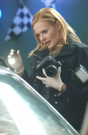 Nachdem sie das Unfallauto gründlich unter die Lupe genommen hat, schliesst Catherine Willows (Marg Helgenberger) einen technischen Defekt aus.